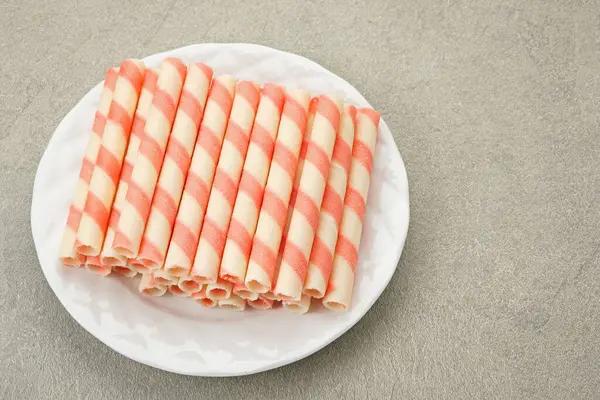 Strawberry Wafer Rolls Astor White Plate — Stock Photo, Image