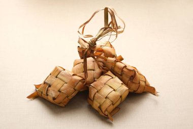 Ketupat veya pirinç köftesi, bayram boyunca popüler olan yerel bir lezzet. Endonezya geleneksel yemekleri