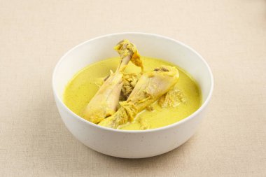 Opor Ayam, geleneksel Endonezya yemeği, hindistan cevizi sütü ve baharatlarla pişirilmiş tavuk. Kurban Bayramı 'nda popüler. 