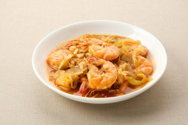 Udang Asam Manis, domates ve biber soslu tatlı ve ekşi karides. Endonezya yemekleri.