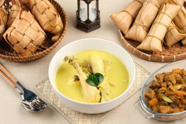 Opor Ayam, ketupat ve sambal goreng ati ile servis edilir. Kurban Bayramı 'nda popülerdi. Endonezya geleneksel yemekleri