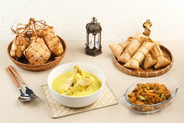 Opor Ayam, ketupat ve sambal goreng ati ile servis edilir. Kurban Bayramı 'nda popülerdi. Endonezya geleneksel yemekleri