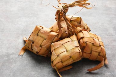 Ketupat veya pirinç köftesi, bayram boyunca popüler olan yerel bir lezzet. Endonezya geleneksel yemekleri