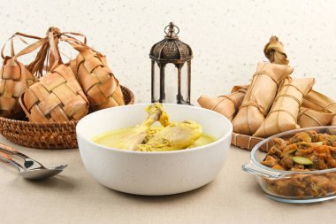 Opor Ayam, ketupat ve sambal goreng ati ile servis edilir. Kurban Bayramı 'nda popülerdi. Endonezya geleneksel yemekleri