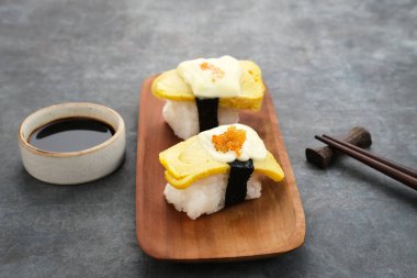 Yumurtalı suşi ya da kırmızı havyarlı tamago suşi, Japon yemeği.