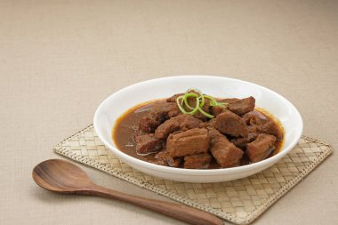 Kelem, sığır eti, hindistan cevizi sütü ve baharattan yapılır. Endonezya yemekleri