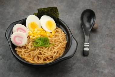 Yumurtalı Ramen Eriştesi ve çeşitli soslar.