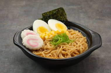 Yumurtalı Ramen Eriştesi ve çeşitli soslar.