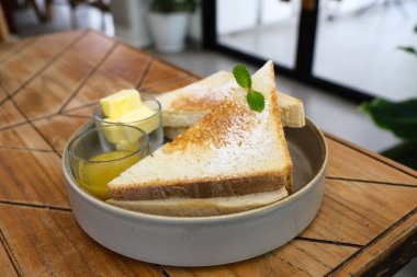 Roti Bakar Selai Srikaya, kaya reçelli kızarmış brioche.