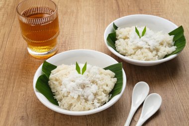 Ketan Kelapa Parut, Endonezya geleneksel aperatifi, buğulanmış glutinöz pirinçten yapılır ve rendelenmiş hindistan cevizi ile servis edilir.