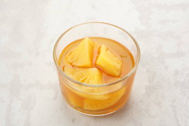 Setup Nanas, Endonezya geleneksel tatlısı ananas, palmiye şekeri, tarçın, pandan yaprağı ve karanfilden yapılır. 