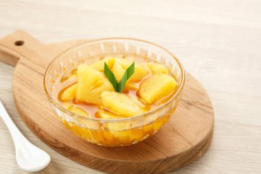 Setup Nanas, Endonezya geleneksel tatlısı ananas, palmiye şekeri, tarçın, pandan yaprağı ve karanfilden yapılır. 