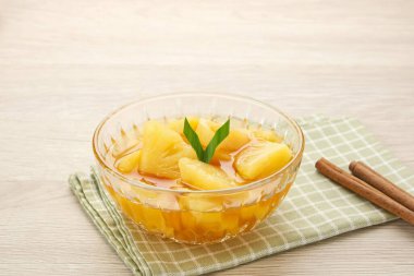 Setup Nanas, Endonezya geleneksel tatlısı ananas, palmiye şekeri, tarçın, pandan yaprağı ve karanfilden yapılır. 