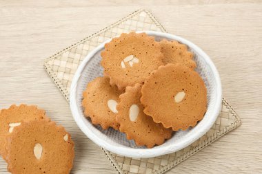 Ontbijtkoek, geleneksel Hollanda baharatlı ekmek, tereyağı ve tarçınlı.