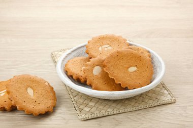 Ontbijtkoek, geleneksel Hollanda baharatlı ekmek, tereyağı ve tarçınlı.