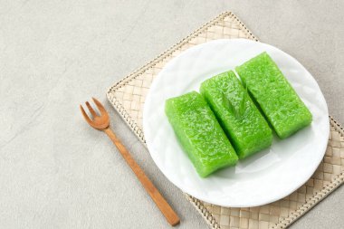 Wajik, geleneksel Endonezya aperatifi buharda pilav, şeker, hindistan cevizi sütü ve pandan yapraklarından yapılır.. 