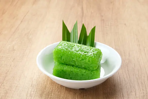 stock image Wajik, traditional Indonesian snack made from steamed sticky rice, sugar, coconut milk, and pandan leaves. 