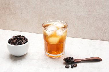 Kahve çekirdekli ev yapımı buzlu Americano kahvesi.