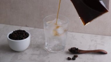 Kahve çekirdekli ev yapımı buzlu Americano kahvesi.