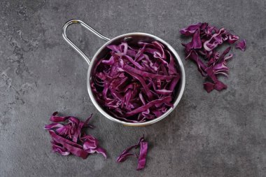 Mor lahana dilimleri veya kol ungu, yemek hazırlama.