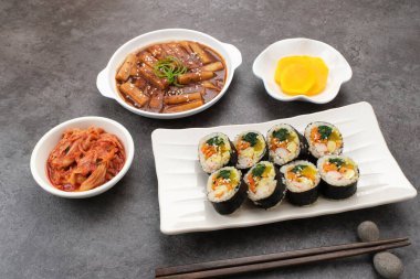 Geleneksel Kore yemekleri. Gimbap, tteokbokki, danmuji, kimchi