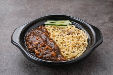 Jajangmyeon, kara fasulye soslu erişte, Kore yemeği.