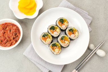 Kore usulü Gimbap, pirinç, salatalık, ton balığı, havuç, sosis, yengeç çubuğu ve yosun lavantasıyla sarılmış.. 
