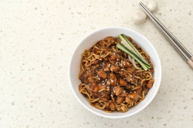 Jajangmyeon, kara fasulye soslu erişte, Kore yemeği.
