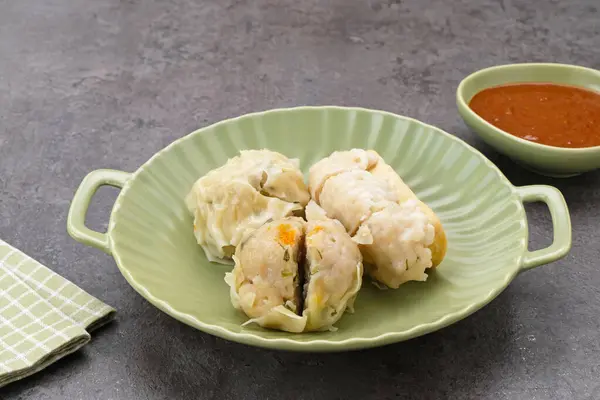 stock image Siomay Bandung (Shumay) or steamed dumplings with boiled tofu. Indonesian traditional street food with peanut sauce.