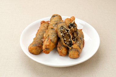 Gimmari ya da Kimmari, vermicelli ya da japchae ile doldurulmuş yosun rulolarından yapılmış. Kore yemeği.