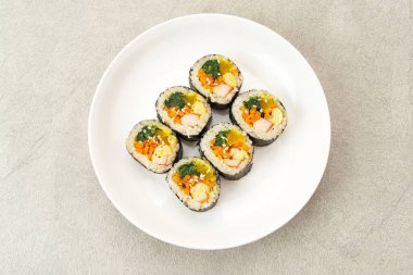 Kore usulü Gimbap, pirinç, salatalık, ton balığı, havuç, sosis, yengeç çubuğu ve yosun lavantasıyla sarılmış.. 