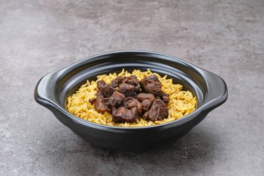 Nasi Kebuli Kambing, otlu Arap pirinci, baharat ve keçi eti soslu.