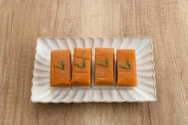 Kue Talam Ubi, tatlı patates, un ve hindistan cevizi sütünden yapılan geleneksel Endonezya yemeği.. 