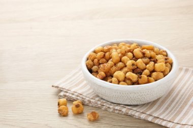 Marning, kızarmış mısır taneleri yığını, Endonezya 'dan geleneksel atıştırmalıklar.