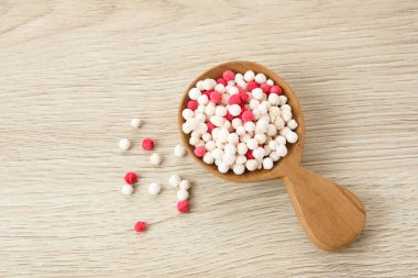 Tapioca inci sago ya da sagu mutiara ya da pacar cina, geleneksel Endonezya tatlıları için malzeme.