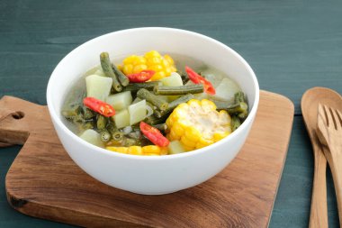 Sayur asam, sayur asem veya tamarind çorbası Endonezya 'nın geleneksel çorbasıdır. Yaygın bileşenler şyote, uzun fasulye ve demirhindi ya da bilimbi ilave edilmiş mısırdır. Beyaz kasede servis edilir..