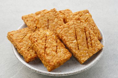 Tempeh, Tempe Goreng veya Fried Tempeh, muz yapraklarına sarılmış mayalanmış soya tohumlarından yapılan geleneksel Endonezya yemeğidir. Tuzlu ve tuzlu, meze ya da atıştırmalık olarak servis edilir.. 