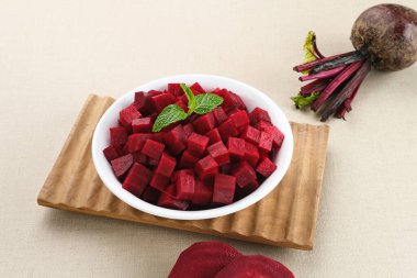 Taze organik pancar dilimleri kasede servis edilir.. 