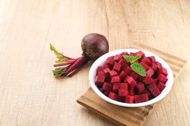 Taze organik pancar dilimleri kasede servis edilir.. 