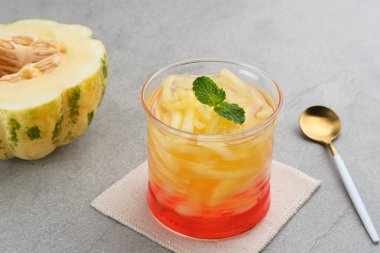 Es Blewah, kavun dilimleri, hindistan cevizi şurubu.. 