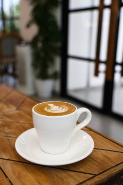 Kahvaltı için masaya bir fincan sıcak latte.