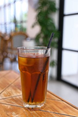 Masada bir bardak buzlu çay.