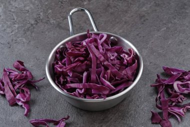 Mor lahana dilimleri veya kol ungu, yemek hazırlama.