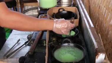 Kue Ape ya da Serabi Jakarta, pandan yaprağıyla pirinç unundan yapılmış, Endonezya yemeği.