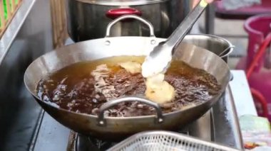 Batagor, balıktan ya da tavuktan yapılır, tofu, tapyoka unu fıstık sosuyla servis edilir. Endonezya yemekleri