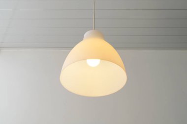 Beyaz tavanda asılı beyaz lamba 