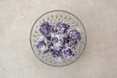 Klepon, geleneksel Endonezya aperatifi, glutinöz pirinç unundan yapılır küçük toplar şeklinde ve kahverengi şekerle doldurulur. Sonunda rendelenmiş hindistan ceviziyle kaplı.