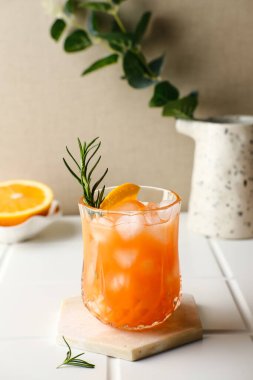 Bardakta portakal suyu, soğuk sıkılmış meyve suyu.