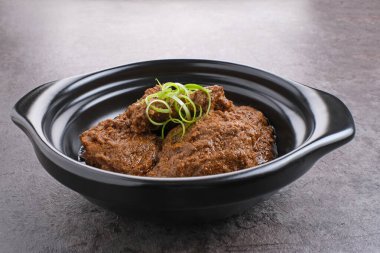 Rendang Daging Sapi, geleneksel yemek Padang, Endonezya 'dan. Baharatlı sığır güveci, otlar ve hindistan cevizi sütü.