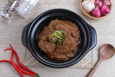 Rendang Daging Sapi, geleneksel yemek Padang, Endonezya 'dan. Baharatlı sığır güveci, otlar ve hindistan cevizi sütü.